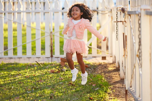 Kid flicka småbarn spelar hoppning i park utomhus — Stockfoto