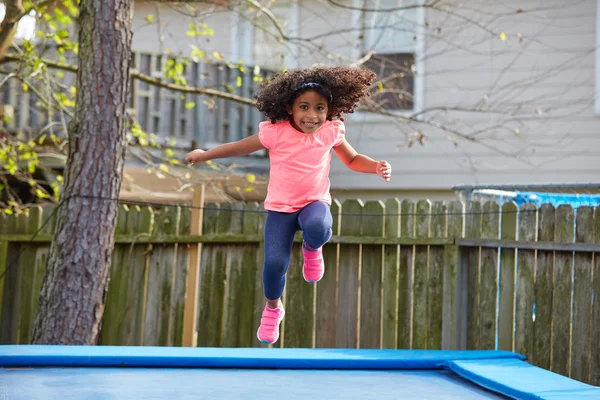 トランポリンでジャンプ子供幼児の女の子 — ストック写真