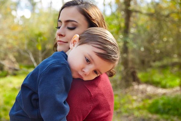 Mãe segurando garoto menino cansado em seu ombro — Fotografia de Stock