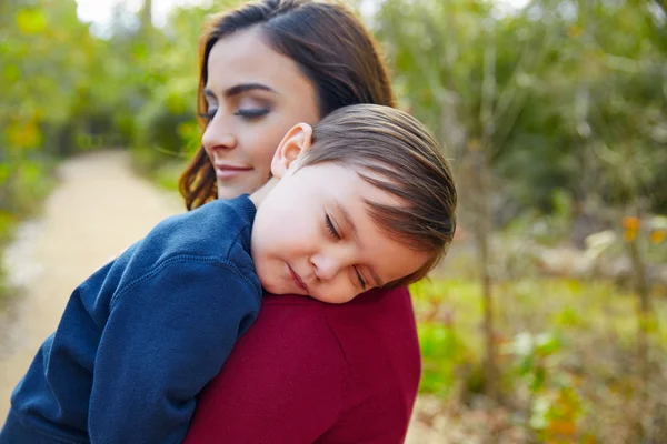 Mère tenant enfant garçon dormir dans son épaule — Photo