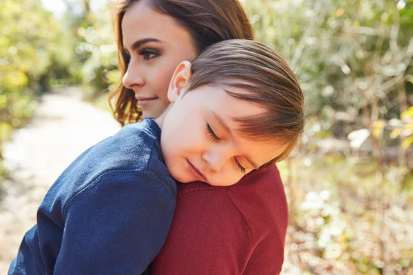 Mutter hält Jungen schlafend in der Schulter — Stockfoto