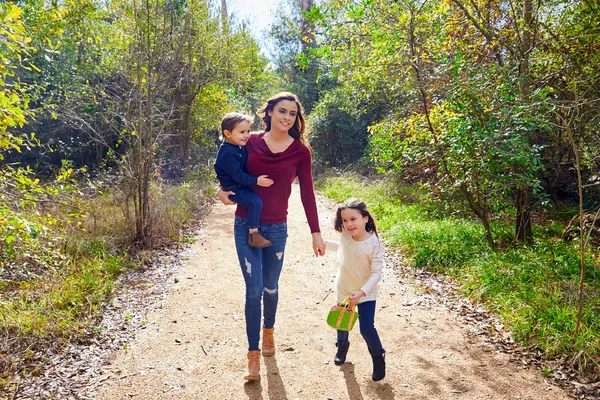 Mor dotter och son familjen i parken — Stockfoto