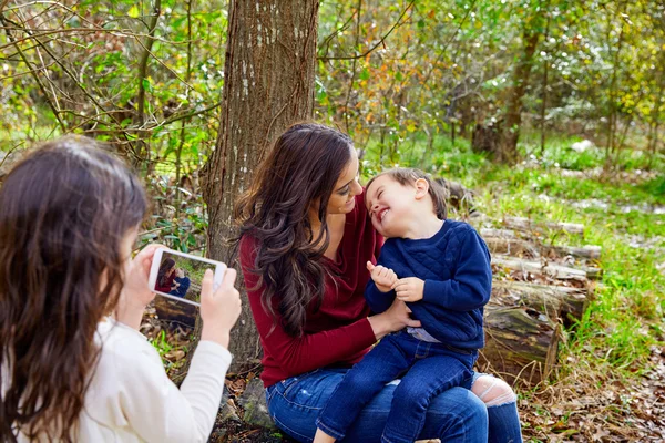 Дочь делает мобильные фото мать и сын — стоковое фото