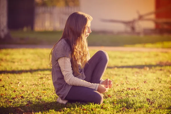 Tween gyerek lány profilját a parkban, a naplemente — Stock Fotó