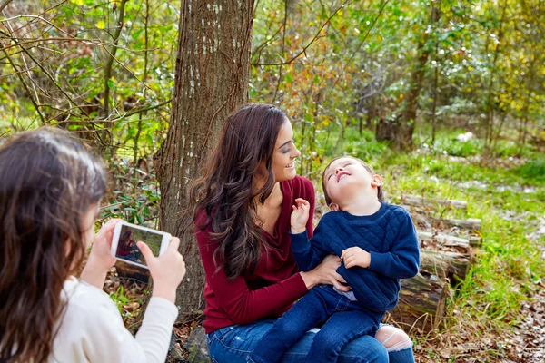Дочка бере мобільну фотографію мати і син — стокове фото