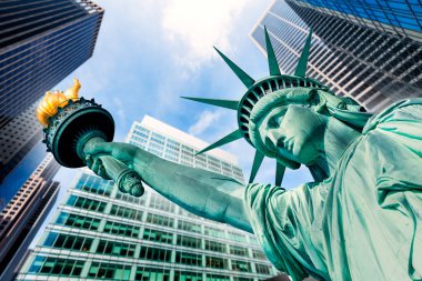 Özgürlük heykeli ve gökdelenler New York