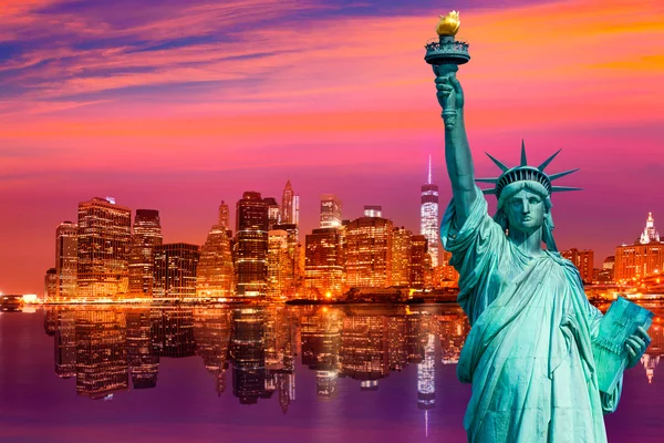 Liberty Statue and New York skyline US — Stock Photo, Image