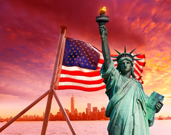 Liberty standbeeld skyline van New York Amerikaanse vlag — Stockfoto