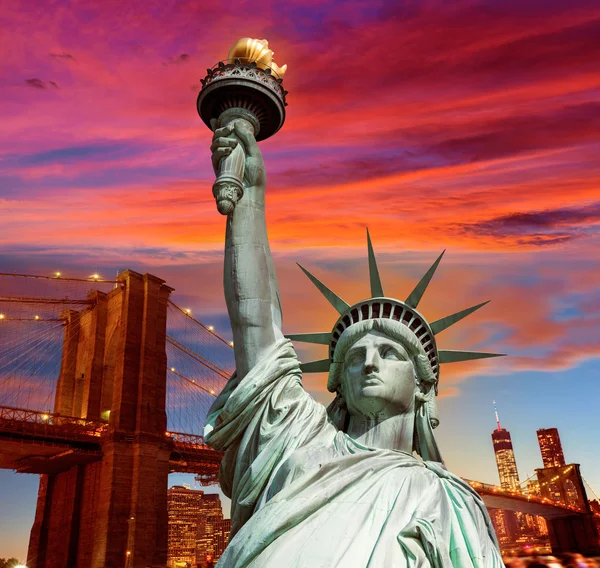 Liberty Statue and Brooklyn bridge New York — Stock Photo, Image