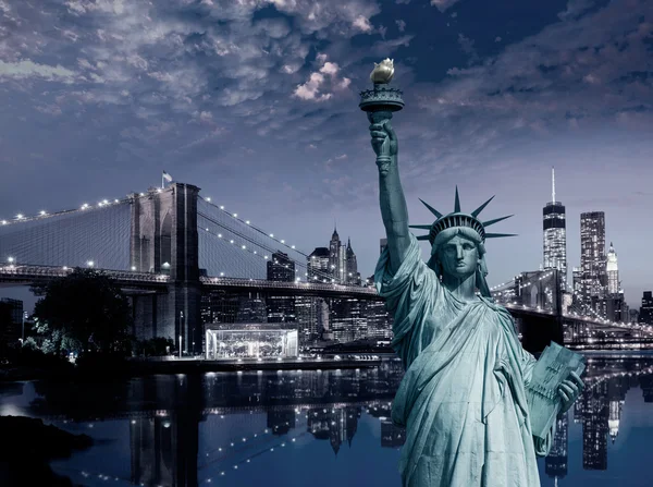 Liberty Statue and Brooklyn bridge New York — Stock Photo, Image