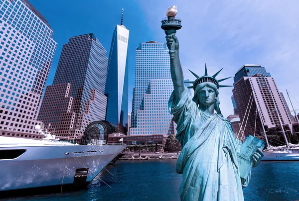 Статуя Свободы и силуэт Нью-Йорка США — стоковое фото
