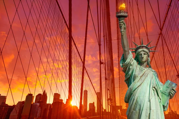 Standbeeld van de vrijheid en de Brooklyn bridge New York — Stockfoto