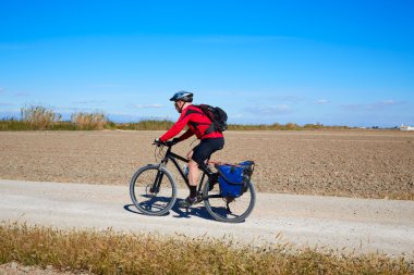Motorcu Mtb turizm ile İspanya panniers döngüsü
