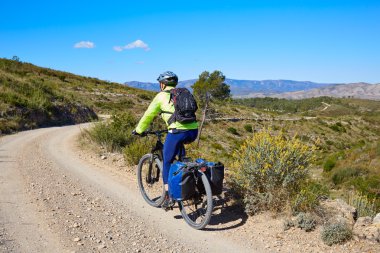 Motorcu Mtb turizm ile İspanya panniers döngüsü