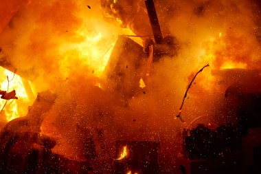 Karikatür rakamlar yanan Fallas popüler fest