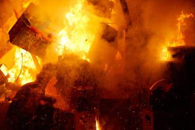 Karikatür rakamlar yanan Fallas popüler fest