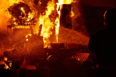 Karikatür rakamlar yanan Fallas popüler fest