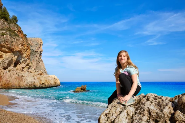 Sarışın turist çocuk kız Akdeniz'de mutlu — Stok fotoğraf