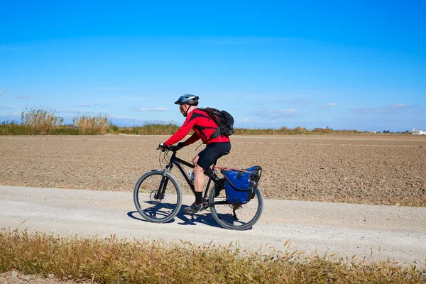 Biker mtb radtourismus mit taschen in spanien — Stockfoto