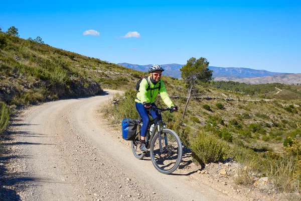 Biker Mtb fiets toerisme met fietstassen in Spanje — Stockfoto