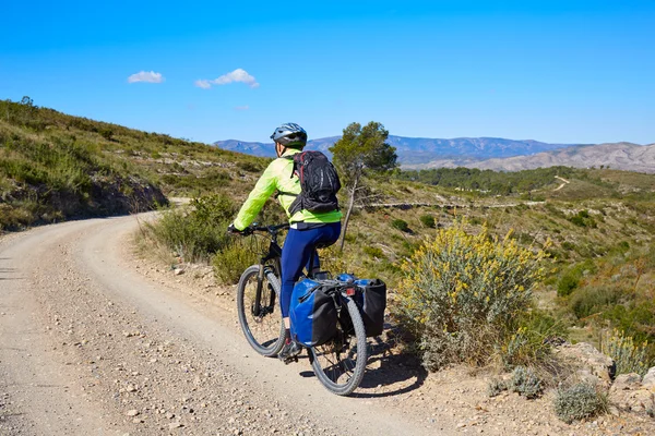 Motociclista MTB cicloturismo con borse in Spagna — Foto Stock