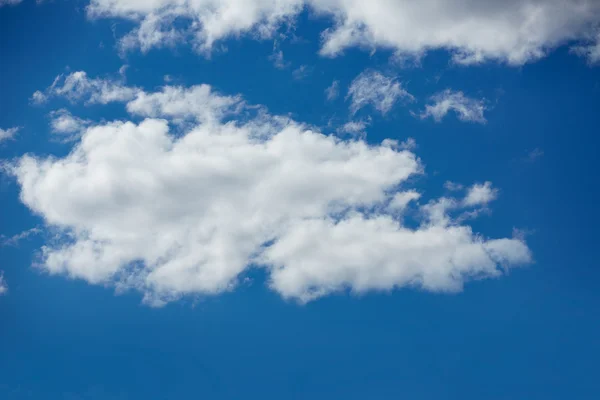 Modrá letní obloha s bílými mraky — Stock fotografie