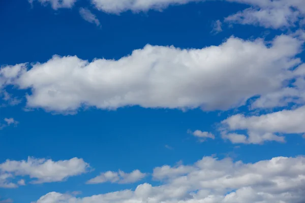 Ciel bleu d'été avec nuages blancs — Photo