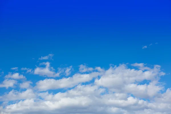 Céu azul de verão com nuvens brancas — Fotografia de Stock