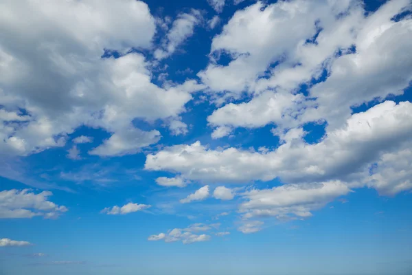 Blauer Sommerhimmel mit weißen Wolken — Stockfoto