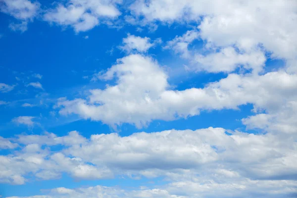 Céu azul de verão com nuvens brancas — Fotografia de Stock