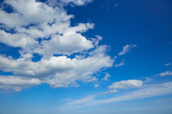 Ciel bleu d'été avec nuages blancs — Photo