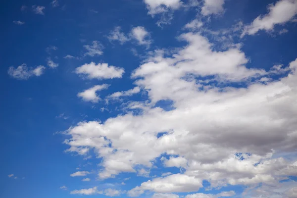 Blå sommarhimmel med vita moln — Stockfoto