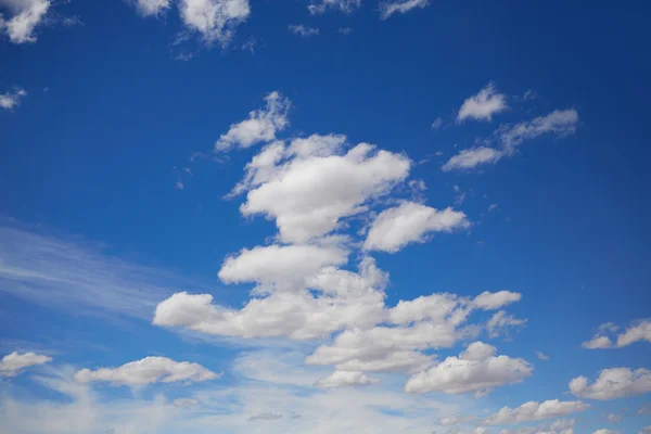 Blå sommarhimmel med vita moln — Stockfoto