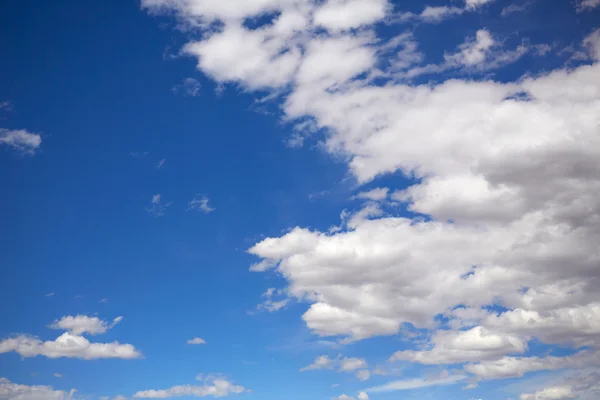 Blå sommarhimmel med vita moln — Stockfoto