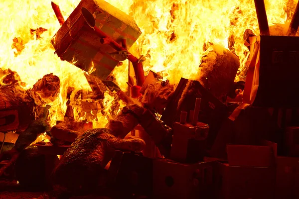 Fallas populares fest quemando figuras de dibujos animados — Foto de Stock