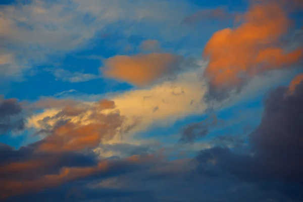 Nuvens laranja por do sol em um céu azul — Fotografia de Stock