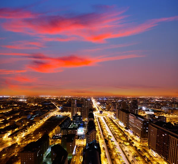 De skyline van Valencia bij zonsondergang luchtfoto in Spanje — Stockfoto