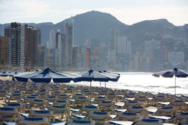 Benidorm gündoğumu hamaklar ve şemsiye ile 