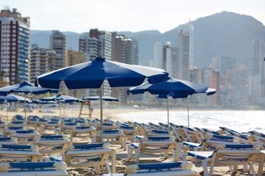 Benidorm gündoğumu hamaklar ve şemsiye ile 