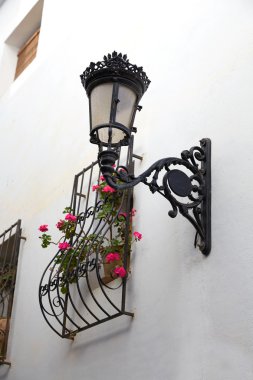 Benidorm beyaz cephe pencere çiçek pot ile 