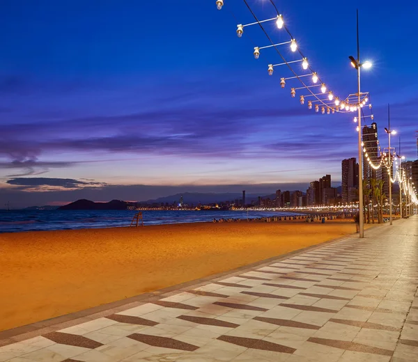 O horizonte de Benidorm na praia do pôr do sol em Alicante — Fotografia de Stock