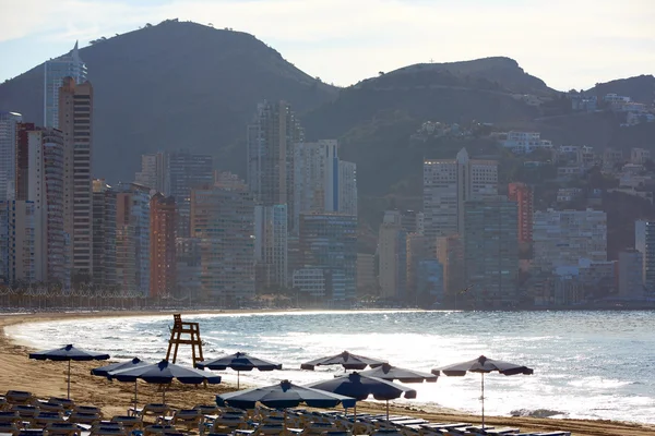 Nascer do sol Benidorm com redes e guarda-sol — Fotografia de Stock