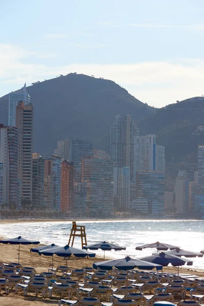 Benidorm amanecer con hamacas y sombrilla —  Fotos de Stock