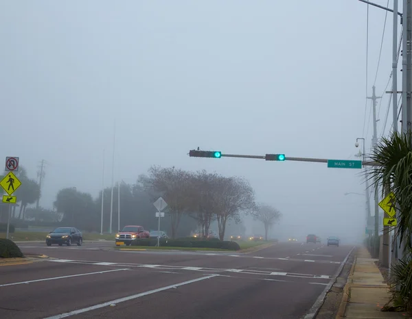 Ομιχλώδη ομίχλη το πρωί στη Φλόριντα με αυτοκίνητα της κυκλοφορίας — Φωτογραφία Αρχείου