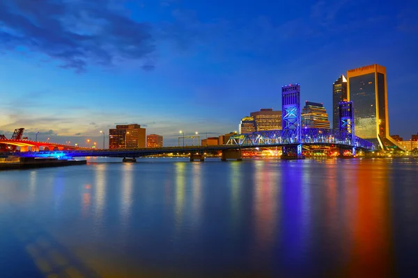 Jacksonville skyline pôr do sol rio na Flórida — Fotografia de Stock