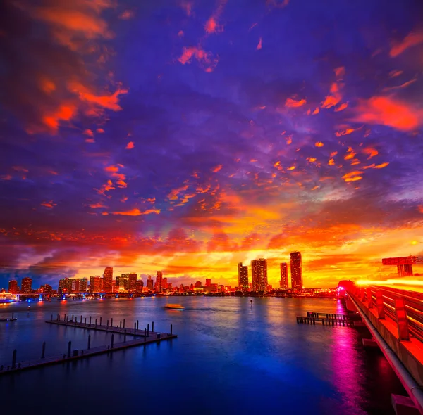 Miami centro skyline pôr do sol Florida EUA — Fotografia de Stock