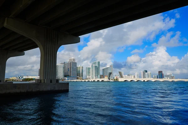 Miami downtown skyline onder brug Florida — Stockfoto