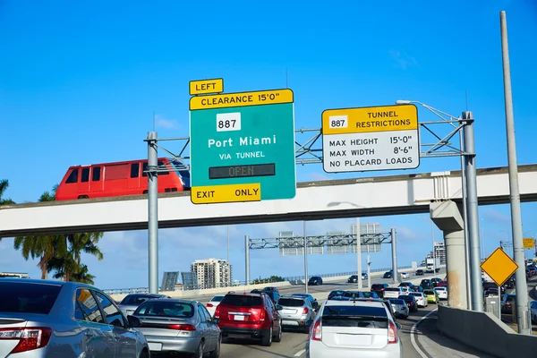 Miami trafik körning till Miami beach Florida — Stockfoto