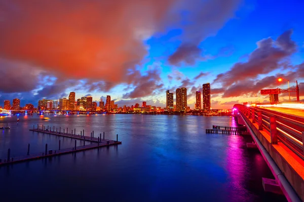 Miami centro skyline pôr do sol Florida EUA — Fotografia de Stock