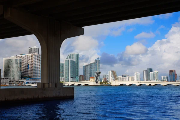 Центр міста Майамі skyline під мостом Флориди — стокове фото